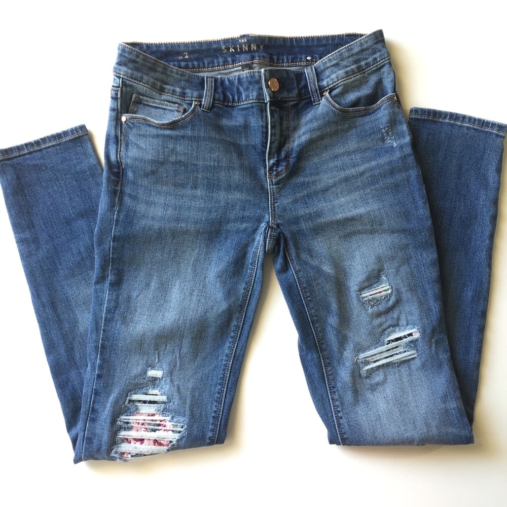 👖White House Black Market “Skinny” distressed jeans